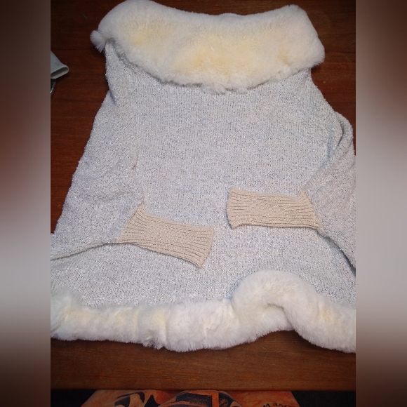 Eclissy Jackets & Blazers - NWT Eclissy Oatmeal Coloured Poncho with Soft White Faux Fur Trim, One-S…
